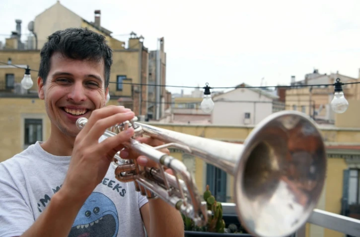 Klaus, des Stay Homas, sur la terrasse de l'appartement où vivent les trois musiciens du groupe, à Barcelone, le 13 mai 2020