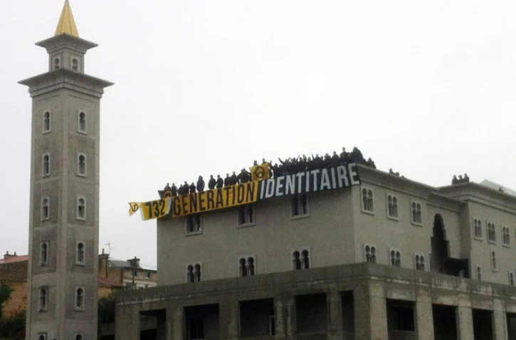 Un groupe de militants de Génération identitaire déploient une banderole sur le toit de la mosquée de Poitiers le 20 octobre 2012