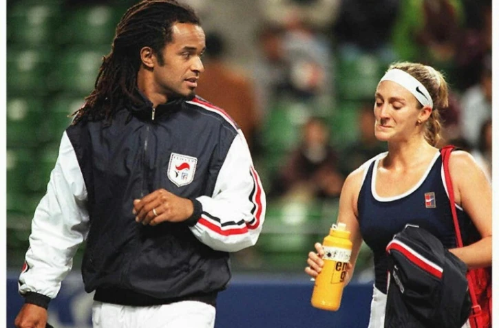 Yannick Noah, alors capitaine de l'équipe de France de Fed Cup, et Mary Pierce lors d'un match contre le Japon, le 1er mars 1997 à Tokyo