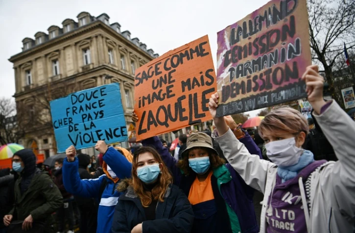 Des manifestestants contre la proposition de loi "Sécurité globale" à Paris, le 12 décembre 2020