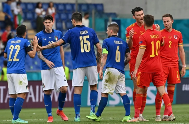 Les Italiens et les Gallois, à la fin du match remporté par la Squadra Azzurra, 1-0, lors de la 2e journée du groupe A à l'Euro 2020, le 20 juin 2021 à Rome