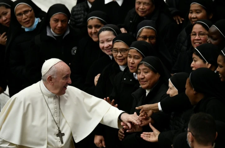 Le pape François salue des soeurs à la fin de l'audience générale au Vatican, le 1er décembre 2021