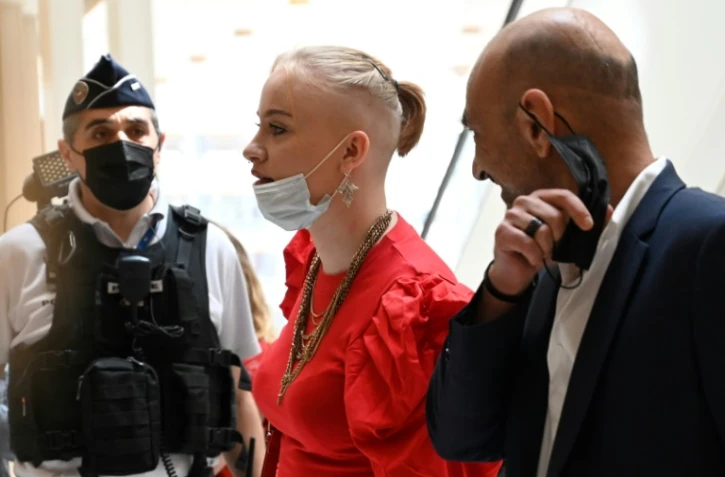 Mila (c), une adolescente française victime de cyberharcèlement, avec son avocat Richard Malka (d) arrive au palais de justice de Paris pour le jugement de son affaire, le 3 juin 2021