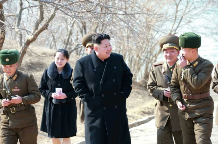 Photo non datée fournie la 12 mars 2015 par l'agence nord-coréenne Kcna du leader Kim Jong-Un (c) et de sa soeur Kim Yo-Jong (2e g), à Sin Islet, dans la province du Kangwon