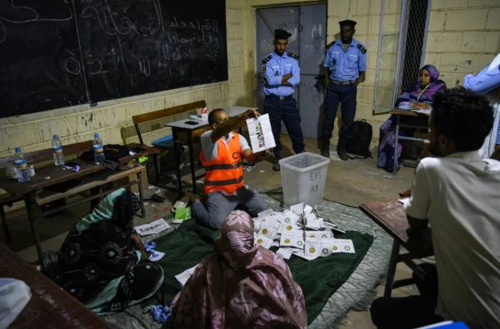 Dépouillement des bulletins de vote à l'issue de l'élection présidentielle, le 29 juin 2024 à Nouakchott, en Mauritanie