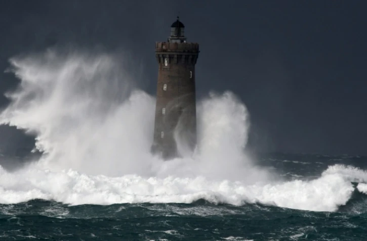 Fortes vagues et tempêtes au phare du Four d'Argenton à Porspoder (ouest), le 27 décembre 2020