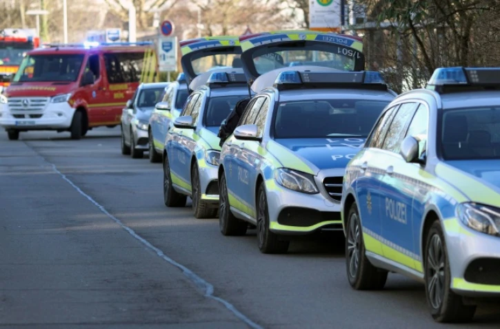 Police et secours devant l'université après une attaque à Heidelberg, dans le sud de l'Allemagne, le 24 janvier 2022