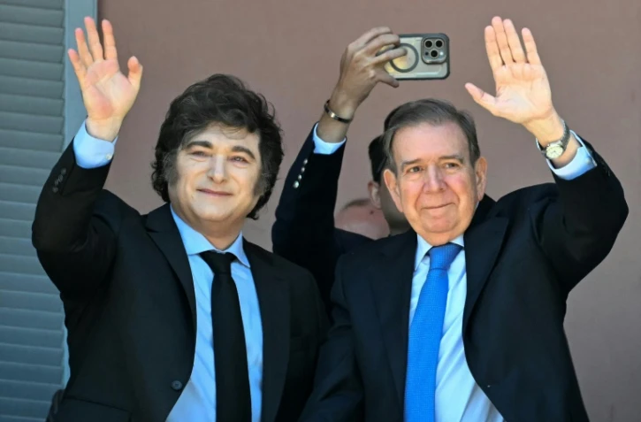 Le président argentin Javier Milei (gauche) et l'opposant venezuelien Edmundo Gonzalez Urrutia (droite) au balcon de la Casa Rosada, le 4 janvier 2025