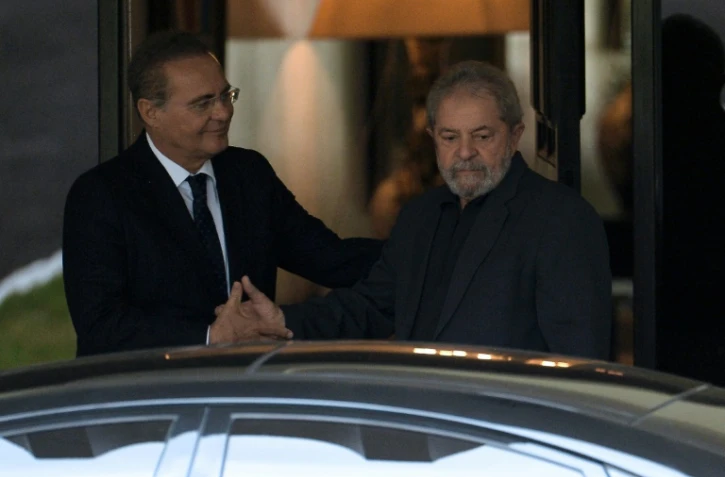 L'ex-président brésilien Luiz Inacio Lula da Silva et le président du Sénat brésilien Renan Calheiros, le 26 avril 2016 à Brasilia