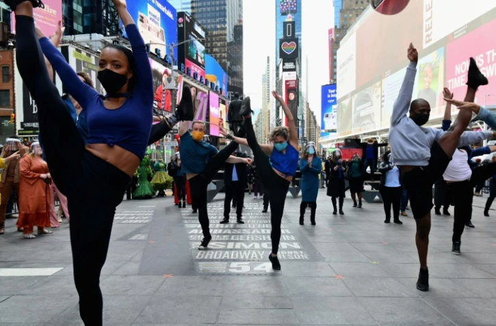 Des danseurs participent à un événement célébrant Broadway à Times Square, le 12 mars 2021