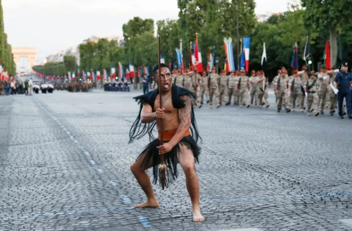 Des soldats Maori qui participeront au traditionnel défilé, répètent le 12 juillet 2016 sur les Champs Elysées à Paris 