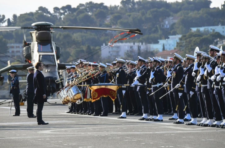Emmanuel Macron devant des militaires de la marine à bord du navire Dixmude, dans la rade de Toulon, le 19 janvier 2018