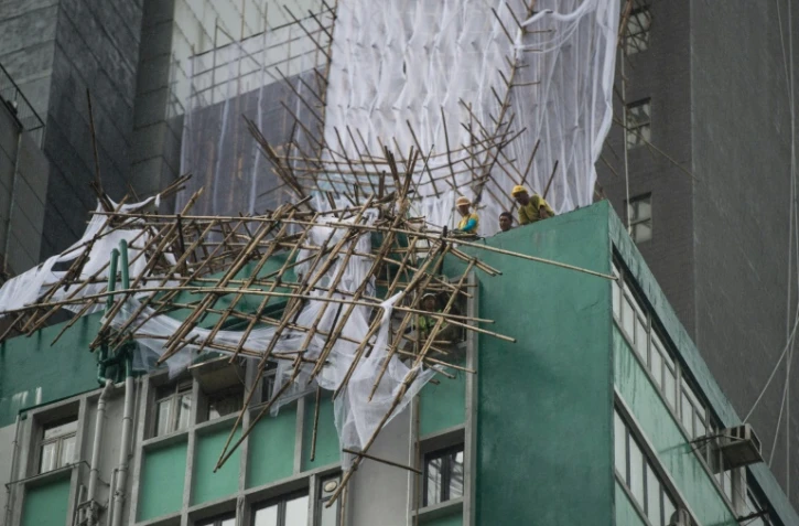 Un immeuble endommagé après le passage du typhon Nida le 2 août 2016 à Hong Kong