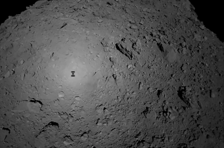 Photographie reçue le 3 octobre 2018 de la sonde japonaise Hayabusa2 survolant l'astéroïde Ryugu et publiée par l'Agence japonaise d'exploration spatiale JAXA. AFP PHOTO / JAXA