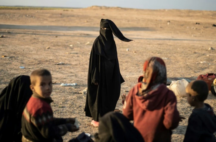 Une femme et des enfants ayant fui le dernier réduit du groupe Etat islamique (EI) à Baghouz, dans l'est de la Syrie, le 6 mars 2019