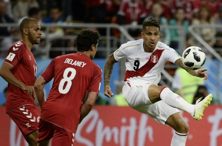 L'attaquant du Pérou, Paolo Guerrero (N.9, à dr.) pendant le match face au Danemark au cours du Mondial en Russie, le 16 juin 2018 à Saransk