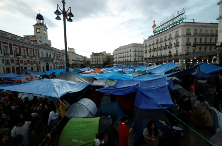 Des manifestants installés dans un campement pour protester contre les expulsions et la crise du logement, devant le siège de la présidence de la Communauté de Madrid, sur la Puerta del Sol, le 28 septembre 2026