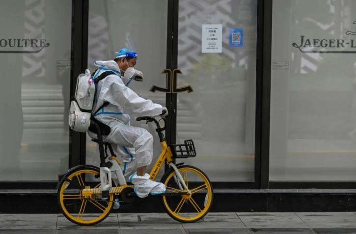 Un employé à vélo à Shangaï le 1er juin 2022