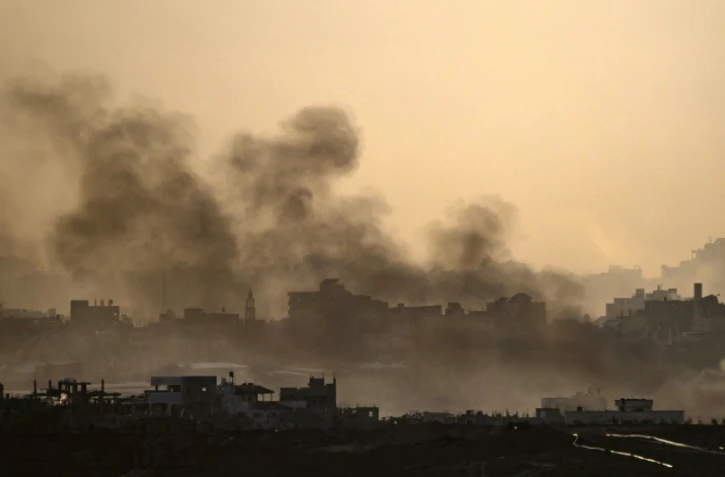 Photo prise dans le Sud d'Israël près de la frontière avec la bande de Gaza d'où s'échappent des panaches de fumée, le 3 décembre 2023