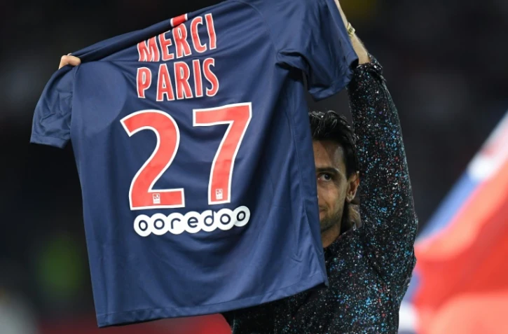 L'ancien milieu argentin du PSG reçoit son ancien numéro de maillot par le préident Nasser Al-Khelaïfi lors de ses adieux au Parc des Princes le 12 août 2018