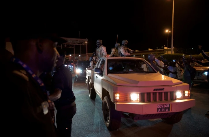 L'opposant malien Soumaïla Cissé et l'otage française Sophie Pétronin arrivent à Bamako après leur libération, le 8 octobre 2020