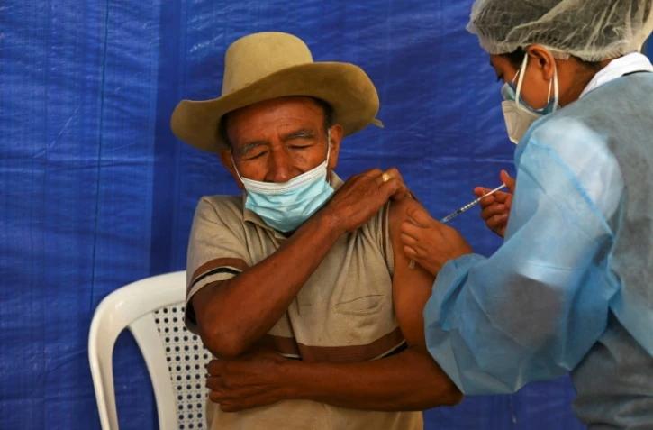 Un homme se fait administrer le vaccin AstraZeneca contre le Covid-19 à San Juan Sacatepequez, Guatemala, le 15 juillet 2021 