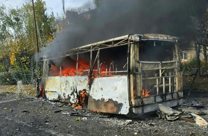 Cette photo publiée par le bureau du procureur de la région de Donetsk, dans l'Est de l'Ukraine, montre l'un des bus détruits par une frappe russe à Kramatorsk, proche de la ligne de front, le 8 octobre 2026