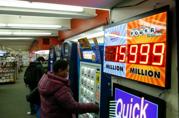 Un client achète un ticket pour la loterie américaine Powerball, le 12 janvier 2016 à New York