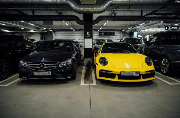 Des voitures de sport de luxe, immatriculées en Russie, garées dans le parking de l'aéroport d'Helsinki, le 19 août 2022 en Finlande