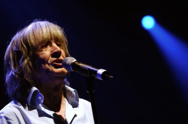 Le chanteur Leny Escudero sur la scène du Zenith à Paris, le 15 décembre 2006, lors d'un concert organisé dans le cadre de la tournée "Age tendre et têtes de bois" qui réunit les idoles de la chanson des années 60