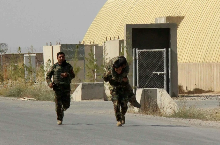 Un soldat afghan évacué porté par les siens le 30 septembre 2015 à Kunduz