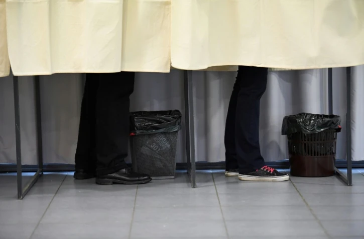 Les jeunes de 18 à 34 ans sont aussi nombreux à souhaiter la victoire de Marine Le Pen que celle d'Emmanuel Macron, avec 24% de préférence pour chacun de ces deux candidats à l'élection présidentielle, selon un sondage Harris Interactive.