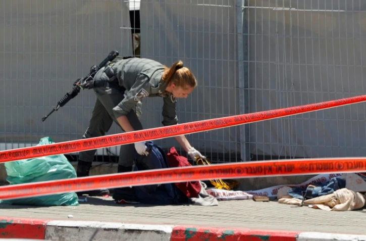 Une soldate israélienne sur le lieu de l'attaque devant une base militaire près de Jénine en Cisjordanie occupée, le 7 mai 2021