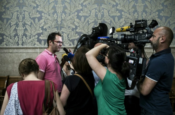 Un membre de l'association "La Parole Liberee" Francois Devaux (gauche) répond à la presse le 10 juin 2016 après que la cour d'appel de Lyon a décidé de ne pas prescrire les abus sexuels reprochés au prêtre lyonnais Bernard Preynat