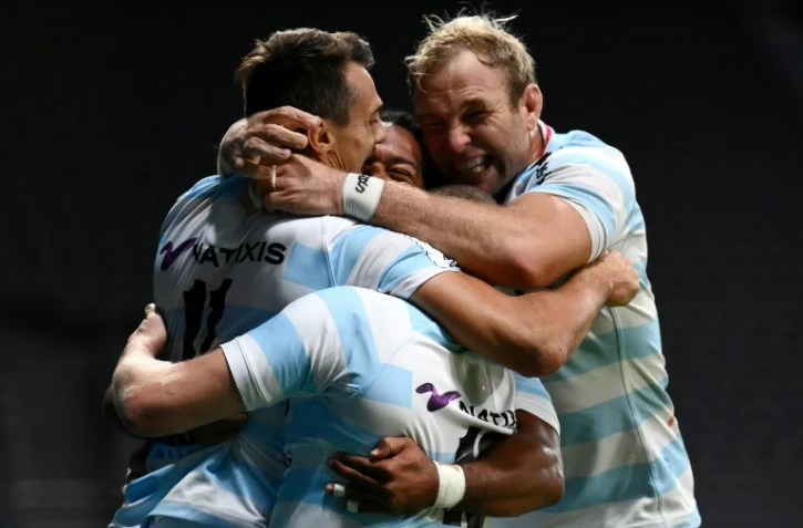 Juan Imhoff enlacé par ses partenaires du Racing 92 après son essai en demi-finale de la Coupe d'Europe contre les Saracens le 26 septembre 2020 à Nanterre