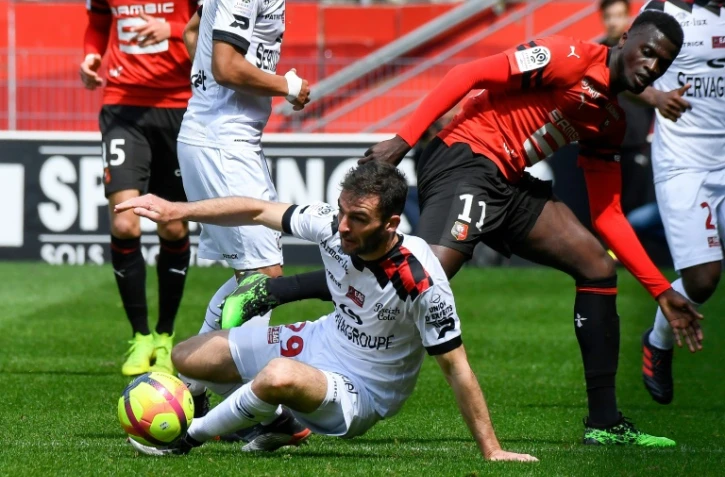 Le défenseur de Guingamp Christophe Kerbrat (g) lors du match nul 1-1 à Rennes le 12 mai 2019