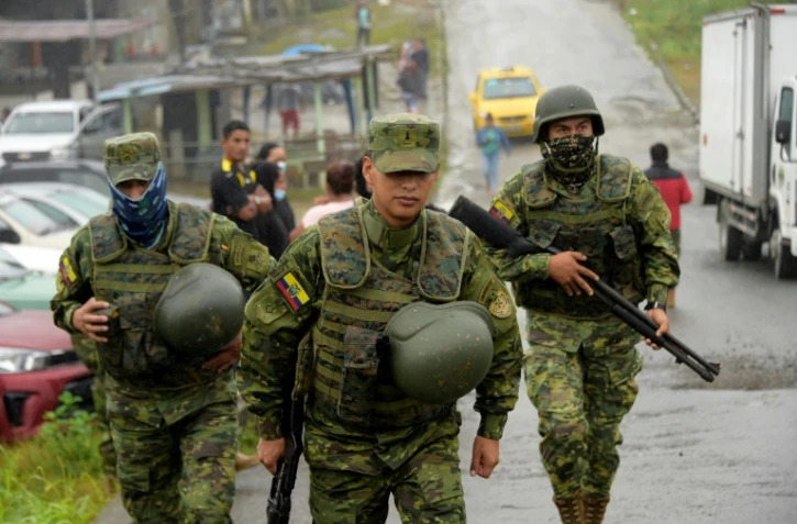 Des soldats patrouillent autour de la prison de Bellavista, dans la province de Santo Domingo de los Tsachilas (Equateur), le 10 mai 2022