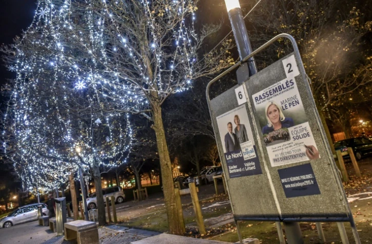 Panneaux électoraux avec les affiches pour le second tour le 10 décembre 2015 à Lille
