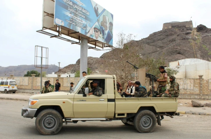 Des combattants du mouvement séparatiste du Yémen du sud patrouillent dans une rue d'Aden, le 28 janvier 2018