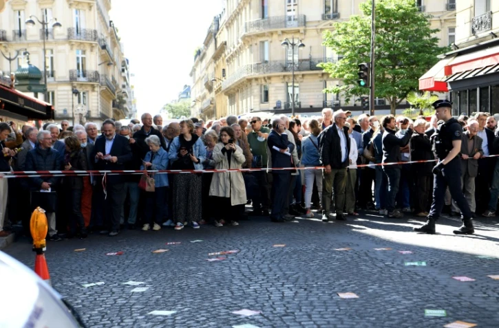 Des actionnaires de TotalEnergies attendent de pouvoir accéder à l'assemblée générale, dont l'accès a été bloquée par des militants d'ONG, à Paris le 25 mai 2022