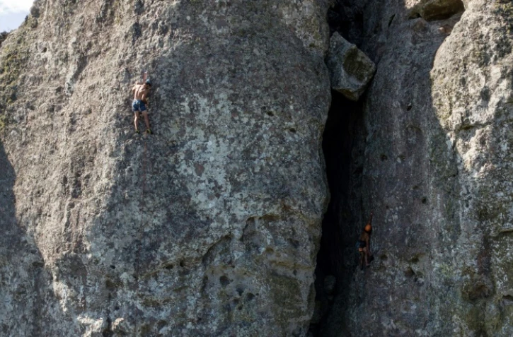 Pablo Veloso (g) escalade le Cerro Arequita près de Minas, le 24 février 2020 en Uruguay