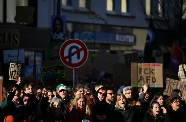 Manifestation contre le parti d'extrême droite allemand AfD à Neu-Isenburg, près de Francfort, dans l'ouest de l'Allemagne, le 1er février 2025