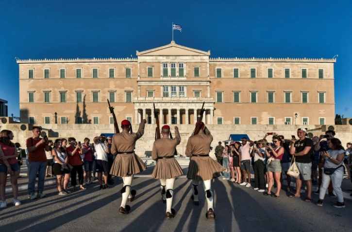 Des soldats de la garde présidentielle marchent lors d'une relève devant le parlement grec, à Athènes, le 24 juin 2023