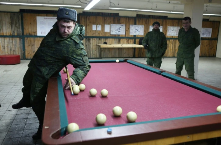 Des rebelles séparatistes prorusses dans leur baraquement à Mariïnka, près de Donetsk, dans l'est rebelle de l'Ukraine, le 9 février 2017