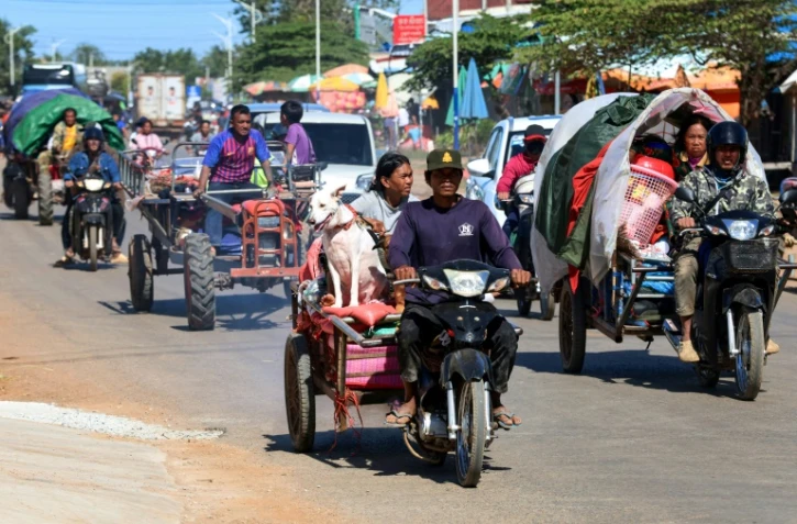Des personnes fuient la région frontière entre la Thaïlande et le Cambodge à la suite d'attaques aériennes dans la province cambodgienne de Siem Reap, le 15 décembre 2025