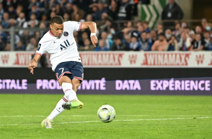 L'attaquant du Paris SG Kylian Mbappé marque sur le terrain de Strasbourg, le 29 avril 2022   