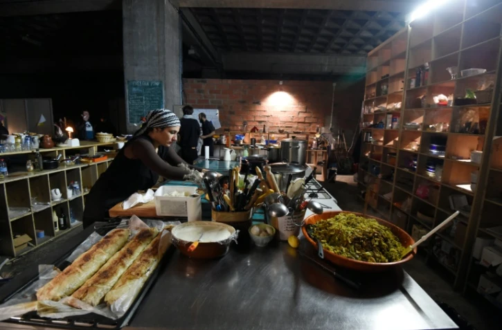 Des squatteurs, menacés d'expulsion, tiennent un restaurant "freegan" ou "déchétarien", dont le menu est concocté avec des invendus du marché de Rungis, sous le périphérique parisien, le 25 mars 2016