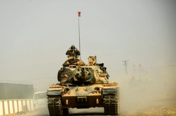 Un char syrien à 5 kms de la ville-frontière de Karkamis le 25 août 2016