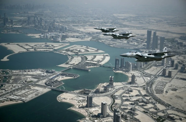 Des appareils de l'armée de l'air qatarie escortent l'avion transportant le président américain Donald Trump qui s'apprête à atterrir à Doha, le 14 mai 2025