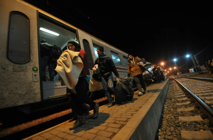 Des migrants montent dans un train le 21 octobre 2015 à Tovarnik en Croatie à la frontière avec la Slovénie